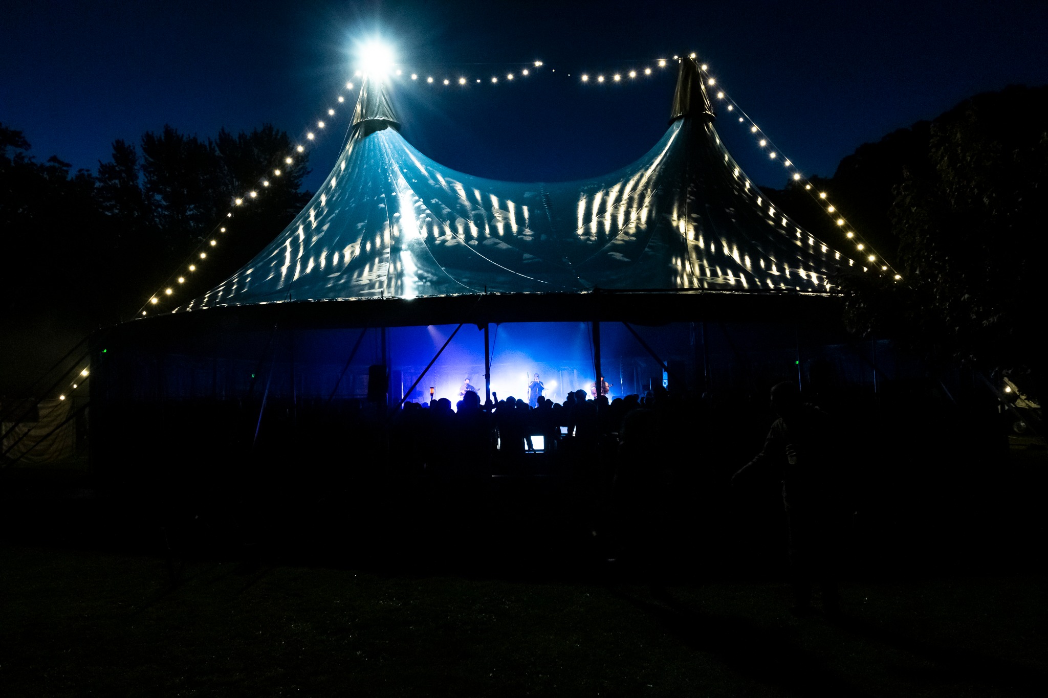 Baltringues et compagnie chapiteau Le Grand bleu
